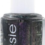 Essies Schritte für ein Zuhause. Befolgen Sie diese vier Schritte für eine Maniküre mit Essie Winter 386 Haute Tub Nagellack und wunderschön gepflegte Nägel. So gepflegt sahen Ihre Nägel noch nie aus! Reinigen Sie Ihre Nägel und tragen Sie anschließend einen Essie Base Coat auf. Tragen Sie ein oder zwei Schichten Essie 312 Nagellack auf und schwenken Sie die Flasche nach Belieben. Versorgen Sie Ihre Nägel mit Feuchtigkeit mit Essie Apricot Nail Oil.
