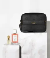 Sac à bandoulière noir MAÏSSA accompagné de deux flacons de parfum rose et doré